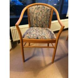 36 st mooie stevige stoelen met armleuning + 7 tafels beuken