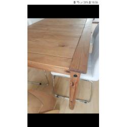 Eettafel 140 met 96 cm morgen weg voor 20 euro...