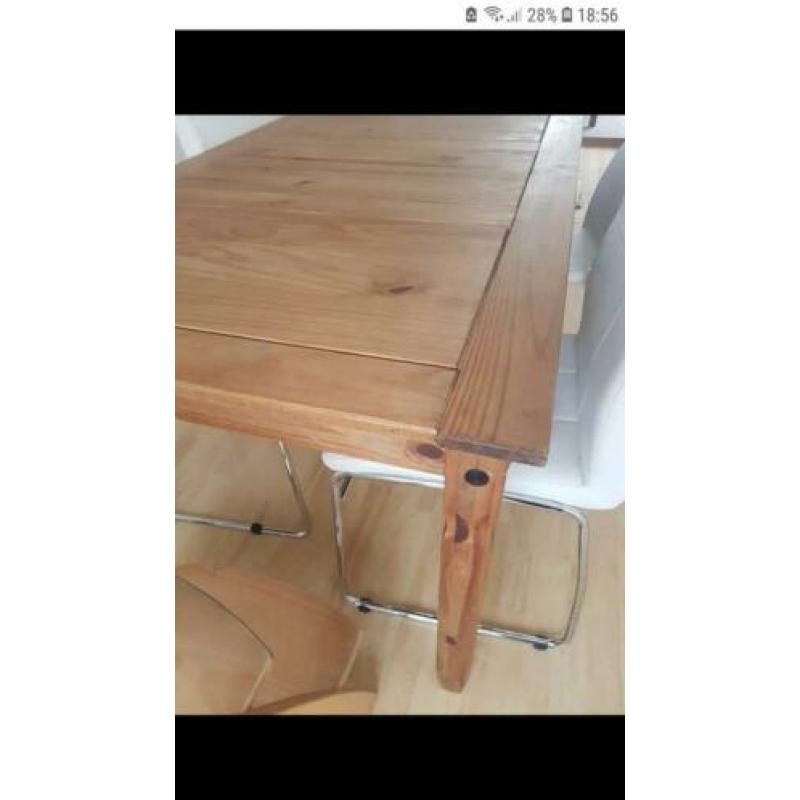 Eettafel 140 met 96 cm morgen weg voor 20 euro...