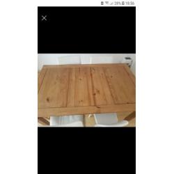 Eettafel 140 met 96 cm morgen weg voor 20 euro...