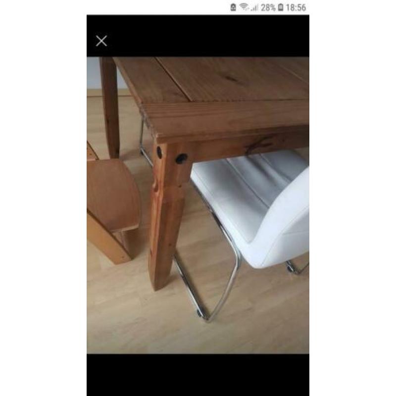 Eettafel 140 met 96 cm morgen weg voor 20 euro...