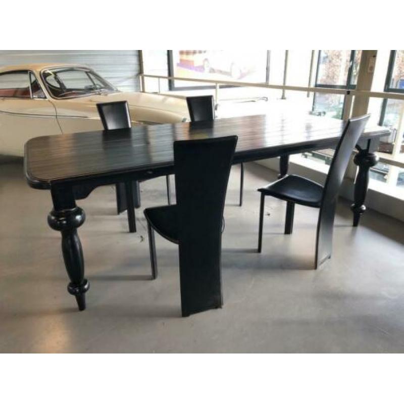 Gratis af te halen: grote tafel met vier stoelen