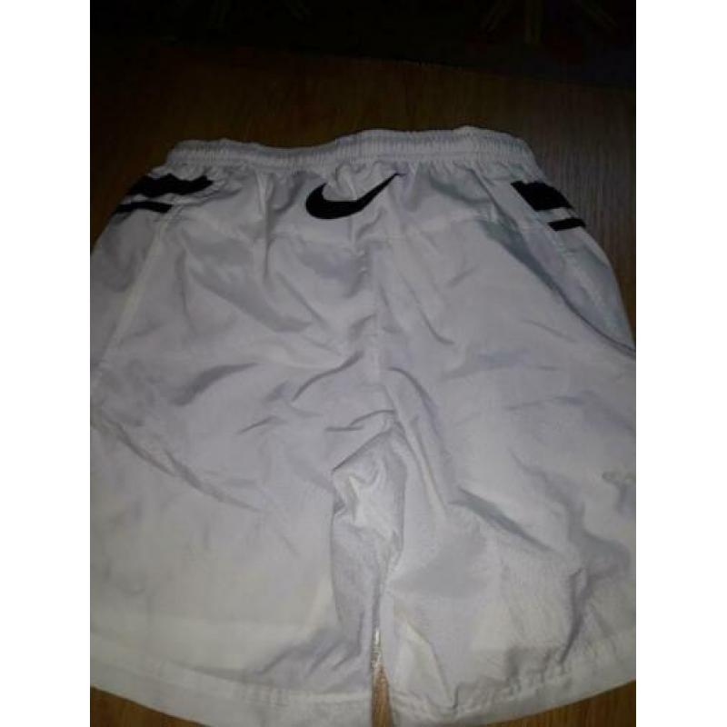 Nieuw Nike short maat 170