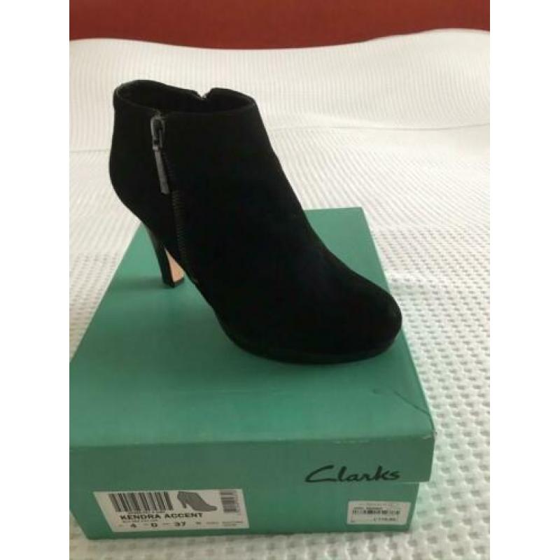 Clarks suède korte laarsjes, maat 37. € 20,00