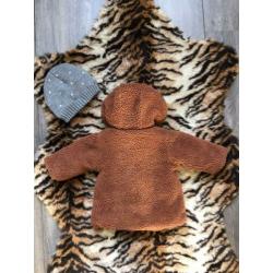 PRENATAL jas teddy roest + muts grijs stippen maat 62 NIEUW