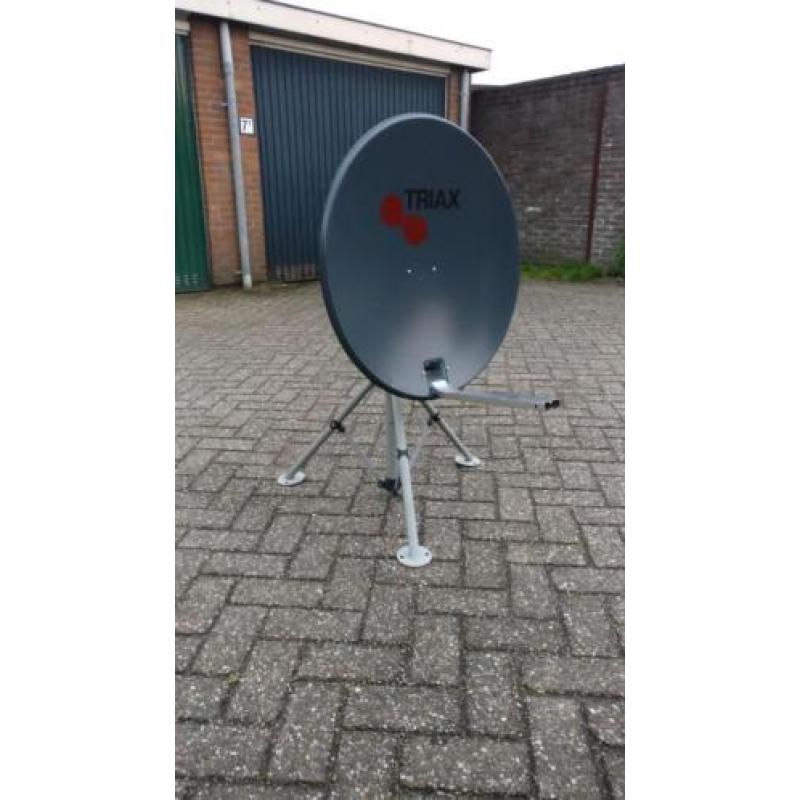 Digitale ontvanger (Rebox) met schotel (Triax)