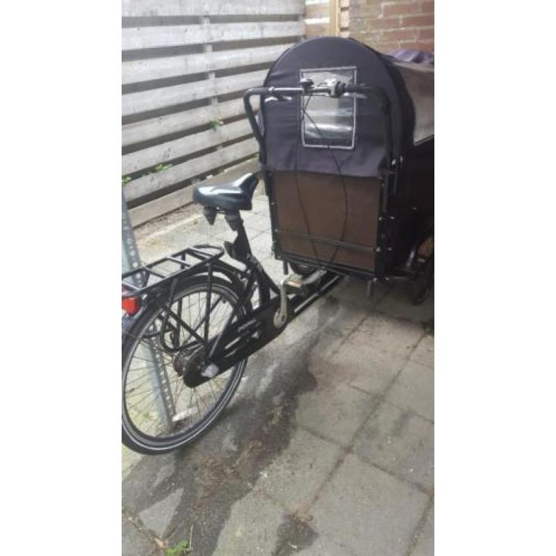 Leuke bakfiets met babyschaal