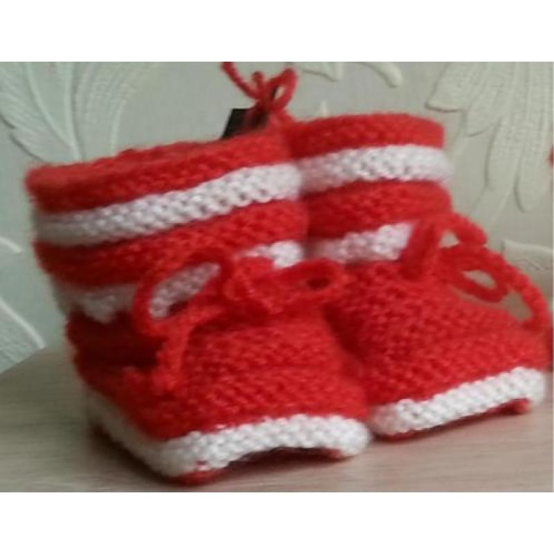 Baby Booties 0-3 m., handgebreide slofjes, rood met wit