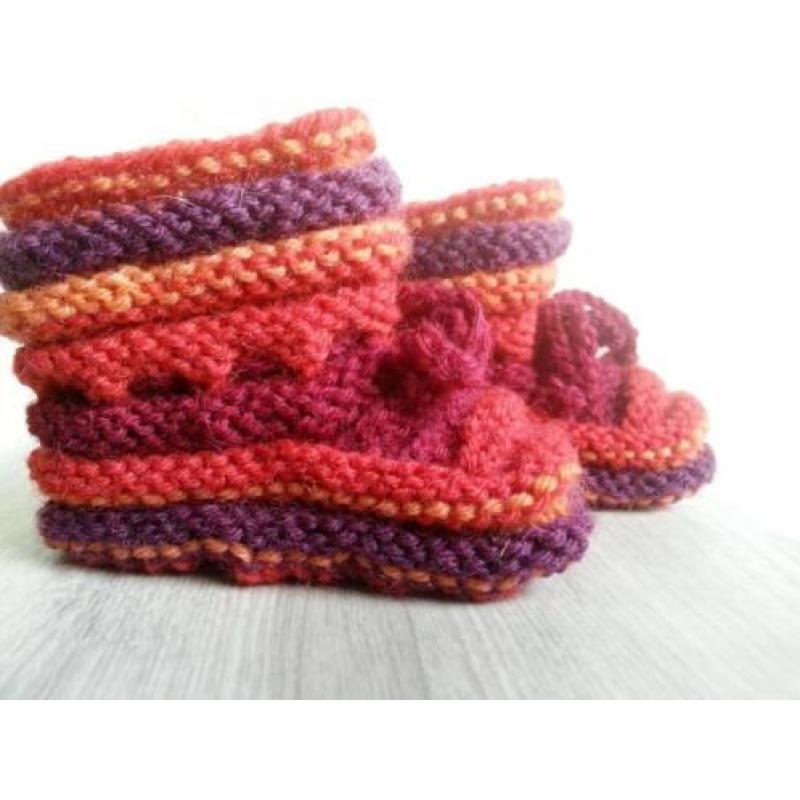 Baby Booties 0-3 m. multicolor rood, babyslofjes handgebreid