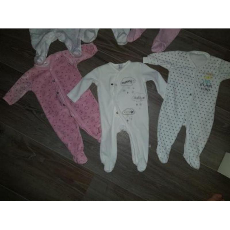 6 stuks Pyjama's maat 50/56