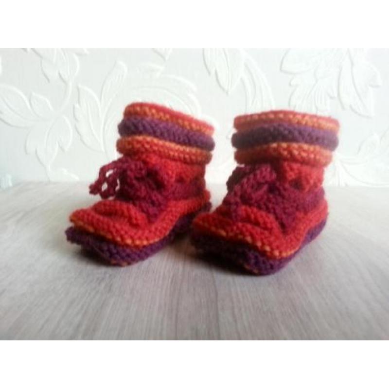 Baby Booties 0-3 m. multicolor rood, babyslofjes handgebreid